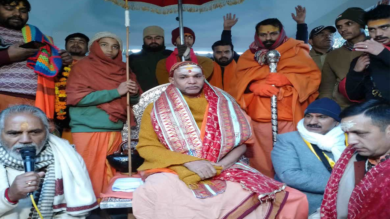 प्रयागराज माघ मेले में धरने के बीच शंकराचार्य अविमुक्तेश्वरानंद अस्वस्थ, तेज बुखार से हालत बिगड़ी