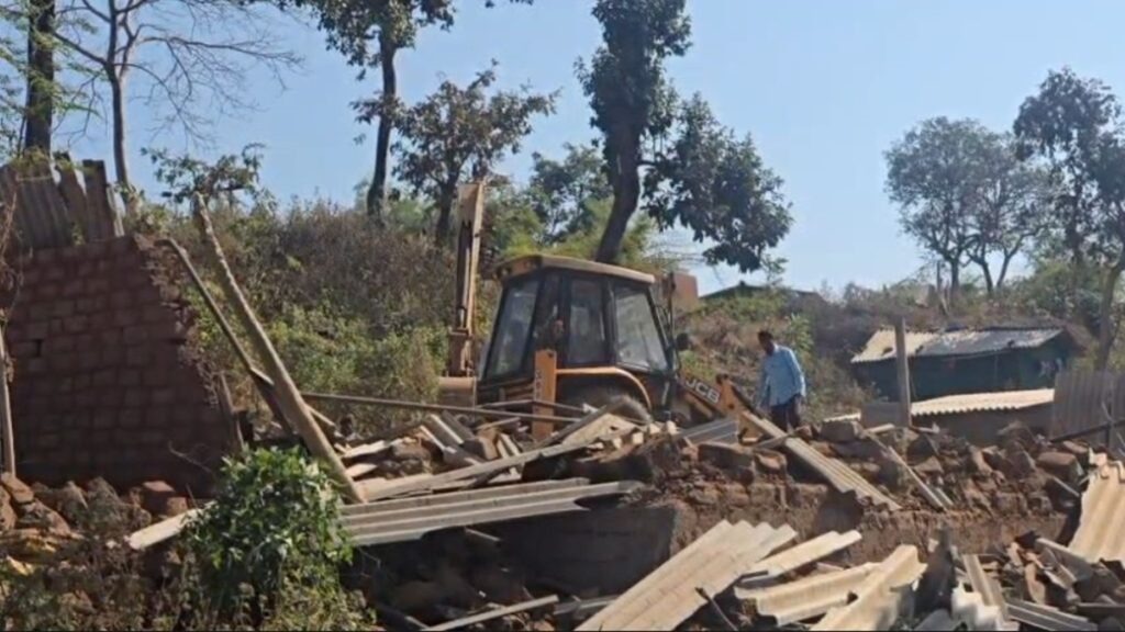 CG News: बीजापुर में बुलडोजर कार्रवाई से भड़का जनआक्रोश, विधायक के नेतृत्व में हाईवे जाम