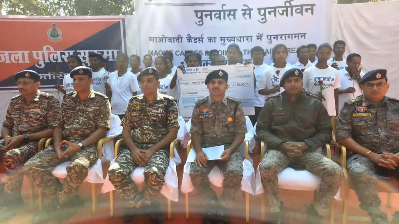 CG News: बस्तर में नक्सल संगठन को बड़ा झटका, 50 इनामी नक्सली कर सकते हैं सरेंडर