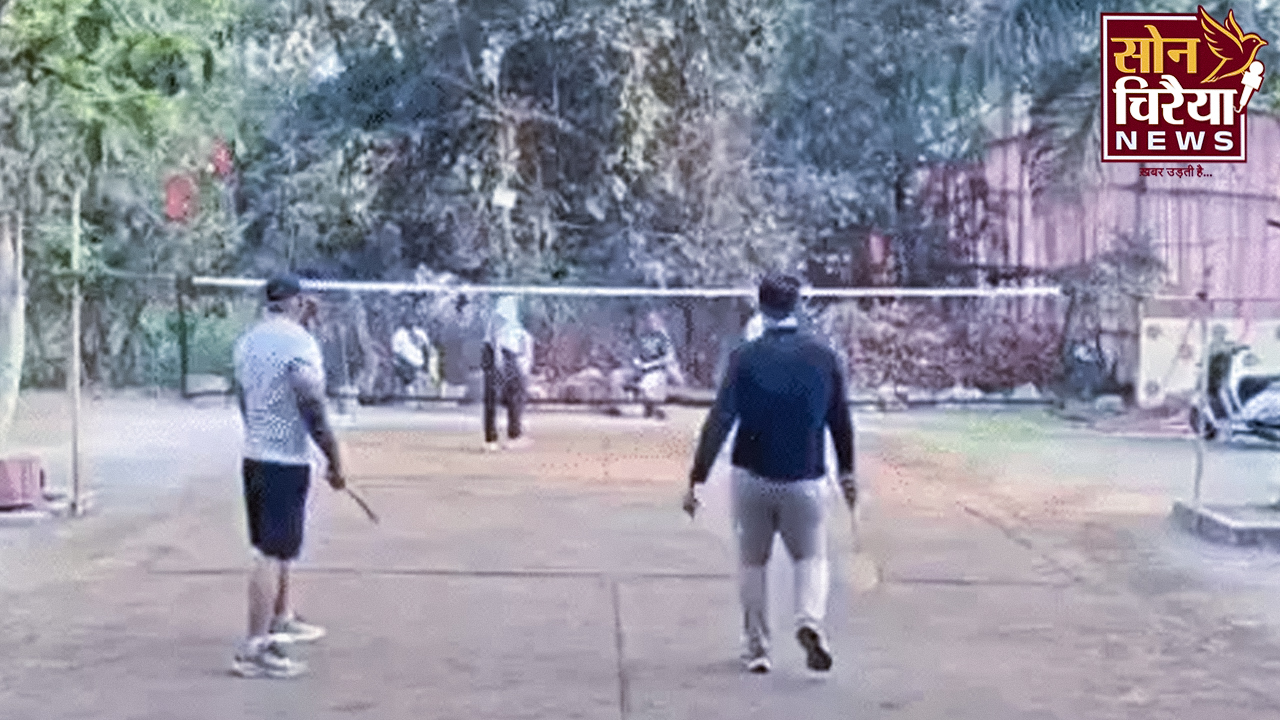 CG News: बैडमिंटन खेलते समय गिरे कारोबारी, हार्ट अटैक से मौत