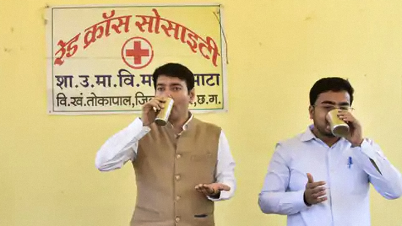 बस्तर में फाइलेरिया नियंत्रण अभियान: कलेक्टर और जिला पंचायत CEO ने खुद खाई दवा, छात्रों से किया संवाद