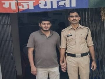 CG News: शोएब ढेबर ने स्कूल संचालक की गाड़ी को मारी टक्कर, गाली-गलौज और जान से मारने की धमकी का वीडियो वायरल