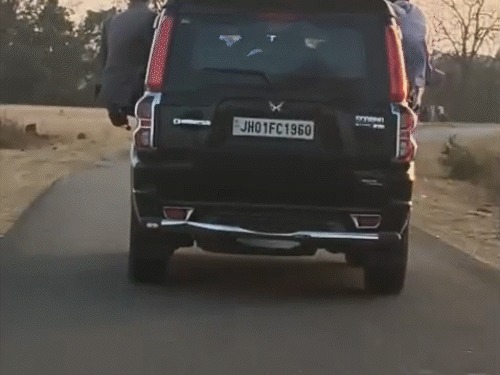 CG News: जशपुर में फेयरवेल के बाद छात्रों का खतरनाक स्टंट, चलती कार से लटकते हुए वीडियो वायरल