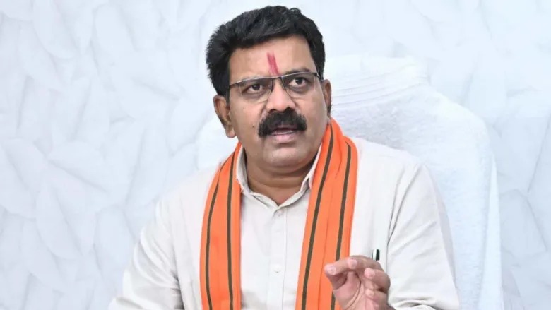 CG News: गृहमंत्री विजय शर्मा ने नक्सलियों के सुरक्षित आत्मसमर्पण और पुनर्वास की योजना का किया खुलासा