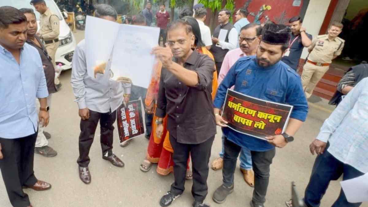 CG News: रायपुर में धर्मांतरण बिल के खिलाफ प्रदर्शन, अमित जोगी ने सौंपा ज्ञापन