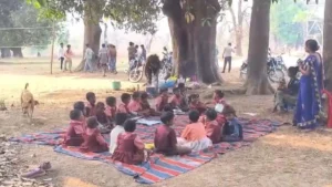 CG News: बीजापुर के मुनगा गांव में बदहाल आंगनबाड़ी, पेड़ के नीचे पढ़ने को मजबूर बच्चे