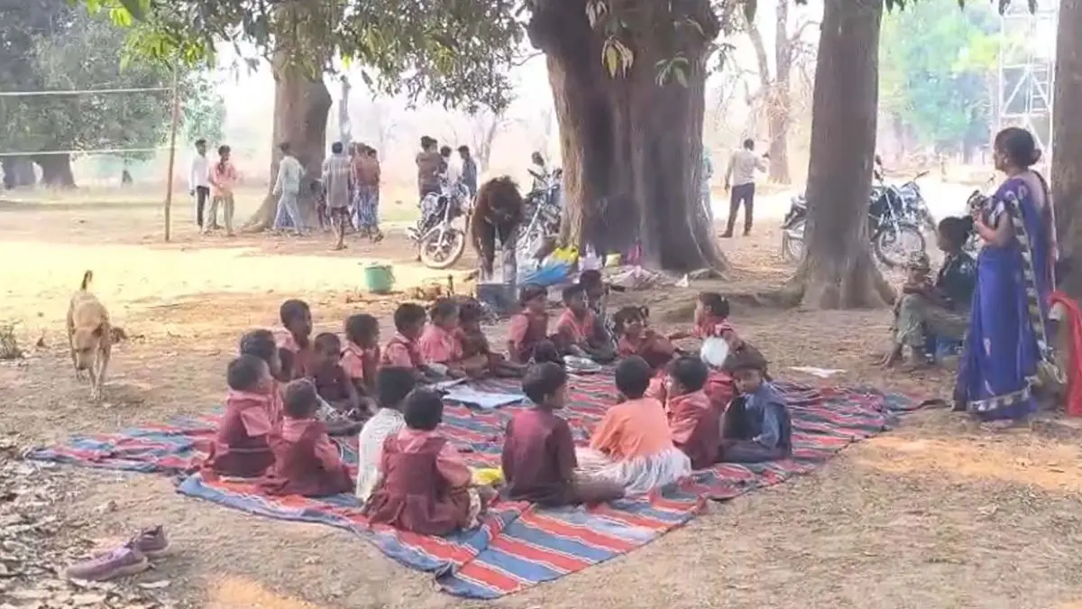 CG News: बीजापुर के मुनगा गांव में बदहाल आंगनबाड़ी, पेड़ के नीचे पढ़ने को मजबूर बच्चे