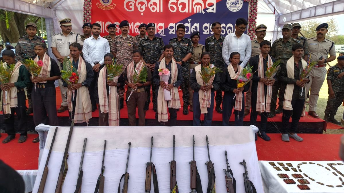 Odisha News: ओडिशा में सुरक्षा बलों की बड़ी सफलता, 63 लाख के इनामी 11 माओवादियों ने किया आत्मसमर्पण