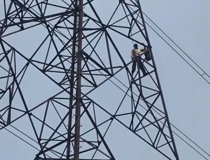 CG News: रायपुर के सिलतरा में किसान हाइटेंशन टावर पर चढ़ा, जमीन वापस दिलाने की मांग