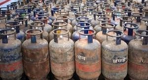 CG News: गैस संकट के बीच कारोबारियों को राहत, 16 मार्च से कमर्शियल सिलेंडर की सप्लाई शुरू