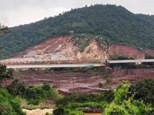 CG News: बैलाडीला की पहाड़ियों के पीछे बसे गांवों में गरीबी और कुपोषण की मार, विकास अब भी दूर