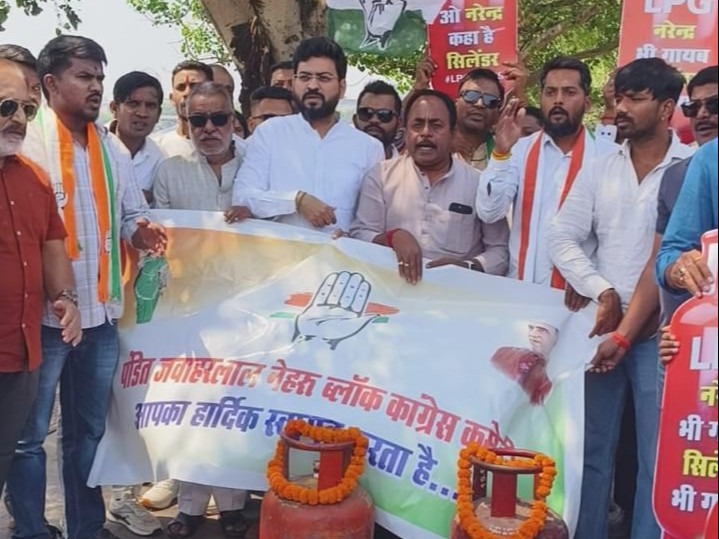CG News: रायपुर में कांग्रेस का प्रदर्शन, तेलीबांधा तालाब में गैस सिलेंडर विसर्जन कर जताया विरोध