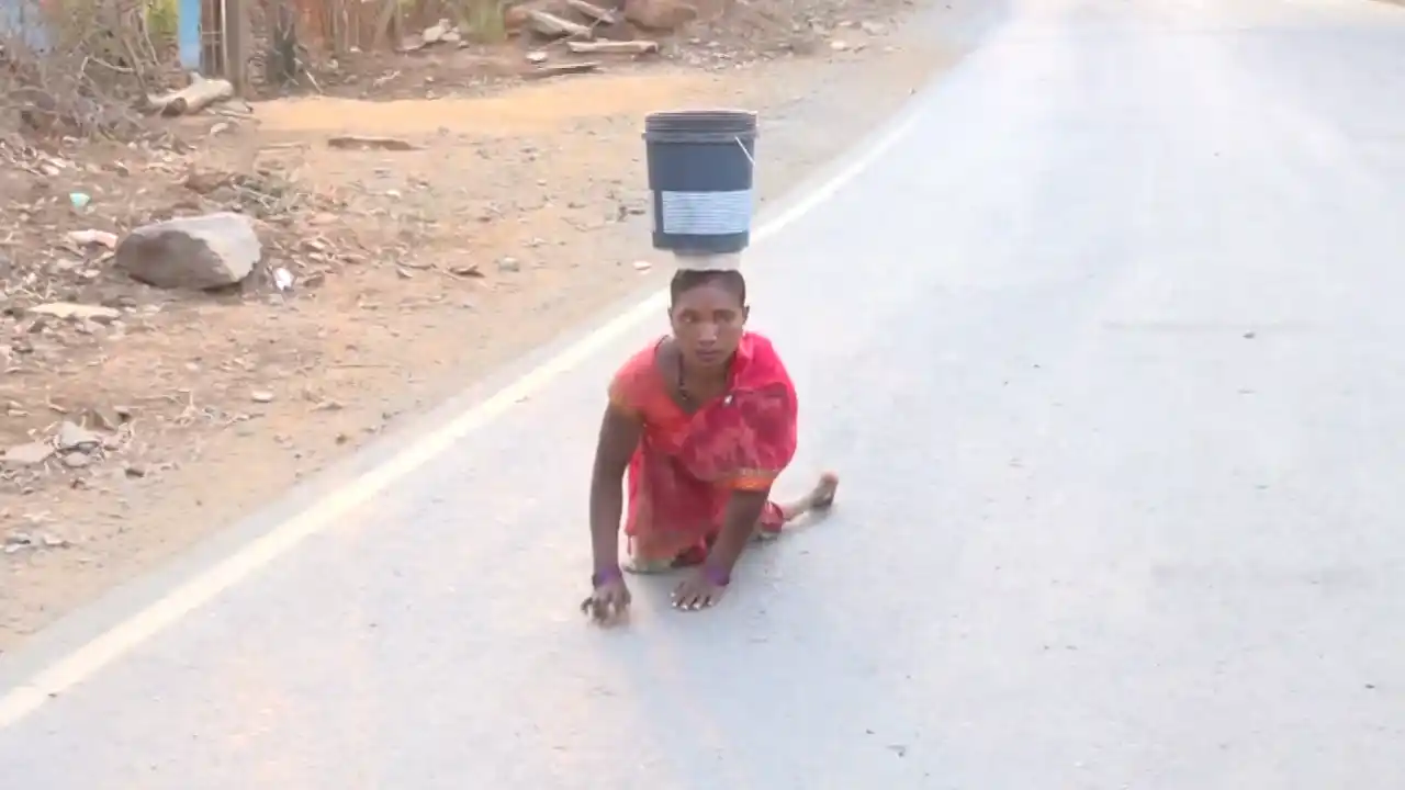 CG News: बस्तर में पानी के लिए संघर्ष, दिव्यांग महिला का घुटनों के बल सड़क पार करते वीडियो वायरल