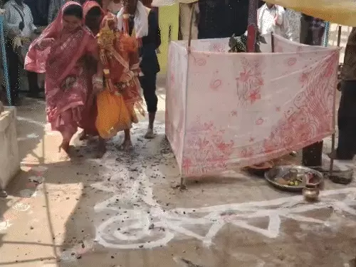 CG News: रायगढ़ में दूल्हा-दुल्हन ने अंगारों पर लिए फेरे, छत्तीसगढ़ की अनोखी परंपरा
