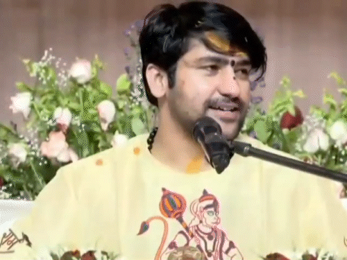 CG News: पंडित धीरेंद्र कृष्ण शास्त्री के दिव्य दरबार में 583 लोगों ने अपनाया सनातन धर्म, मुस्लिम परिवार भी शामिल