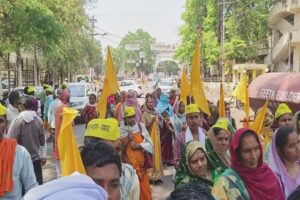 CG News: दुर्ग के धमधा में किसानों का कलेक्टर कार्यालय घेराव, 40 साल पुराने मुआवजे और स्कूल भवन को लेकर प्रदर्शन