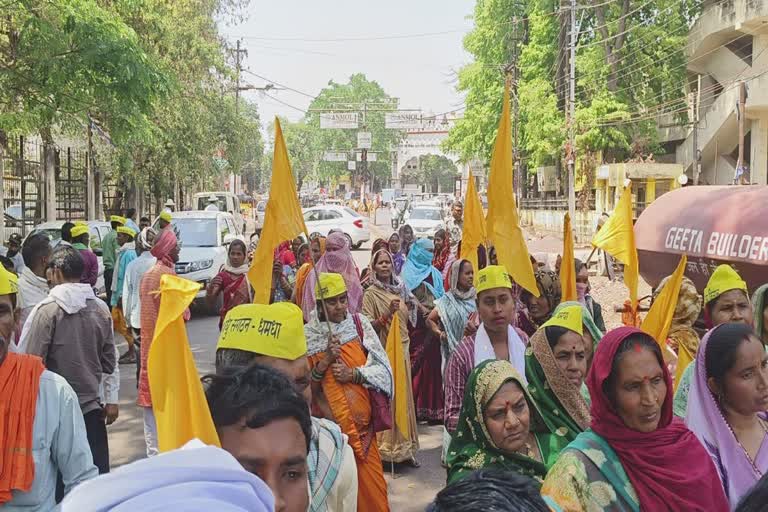 CG News: दुर्ग के धमधा में किसानों का कलेक्टर कार्यालय घेराव, 40 साल पुराने मुआवजे और स्कूल भवन को लेकर प्रदर्शन