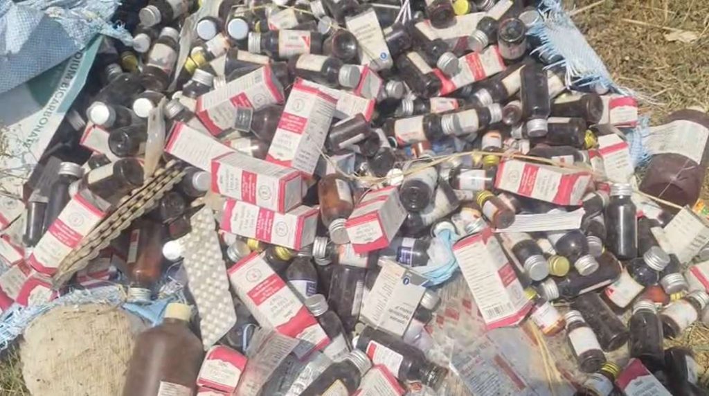 CG News: छत्तीसगढ़ शासन की सरकारी दवाइयाँ खुले में फेंकी मिलीं, जांच के आदेश