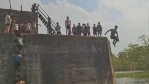 CG News: पैरी घूम्मर डैम में 20 फीट ऊंचाई से छलांग लगा रहे युवक, सुरक्षा के इंतजाम नदारद