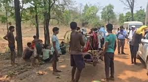CG News: कांकेर में स्वास्थ्य व्यवस्था पर सवाल, लकवाग्रस्त युवक को 19 किमी खटिया पर ले जाना पड़ा अस्पताल