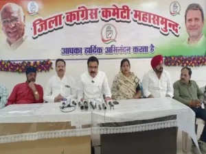 CG News: महासमुंद में कांग्रेस नेताओं के बीच झड़प, प्रेस कॉन्फ्रेंस के विवाद में चली कुर्सियां, FIR दर्ज