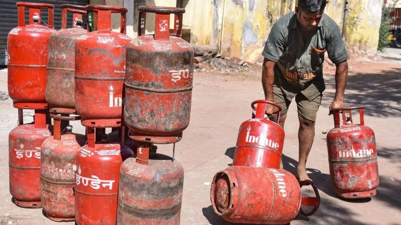 CG News: रायपुर में LPG गैस सिलेंडर कालाबाजारी का भंडाफोड़, तीन एजेंसियों पर छापेमारी में बड़ी गड़बड़ी उजागर