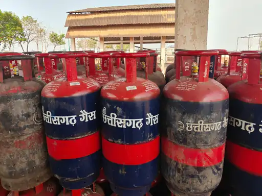 CG News: महासमुंद में LPG गैस घोटाला उजागर, 6 कैप्सूल से गैस बेचने का आरोप, FIR दर्ज