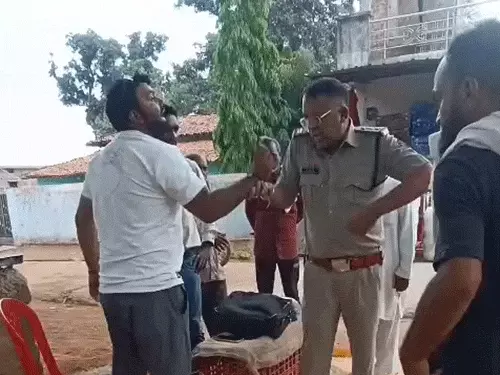 CG News: धमतरी में टीआई की दबंगई, व्यापारी को सरेआम थप्पड़ मारने का VIDEO वायरल