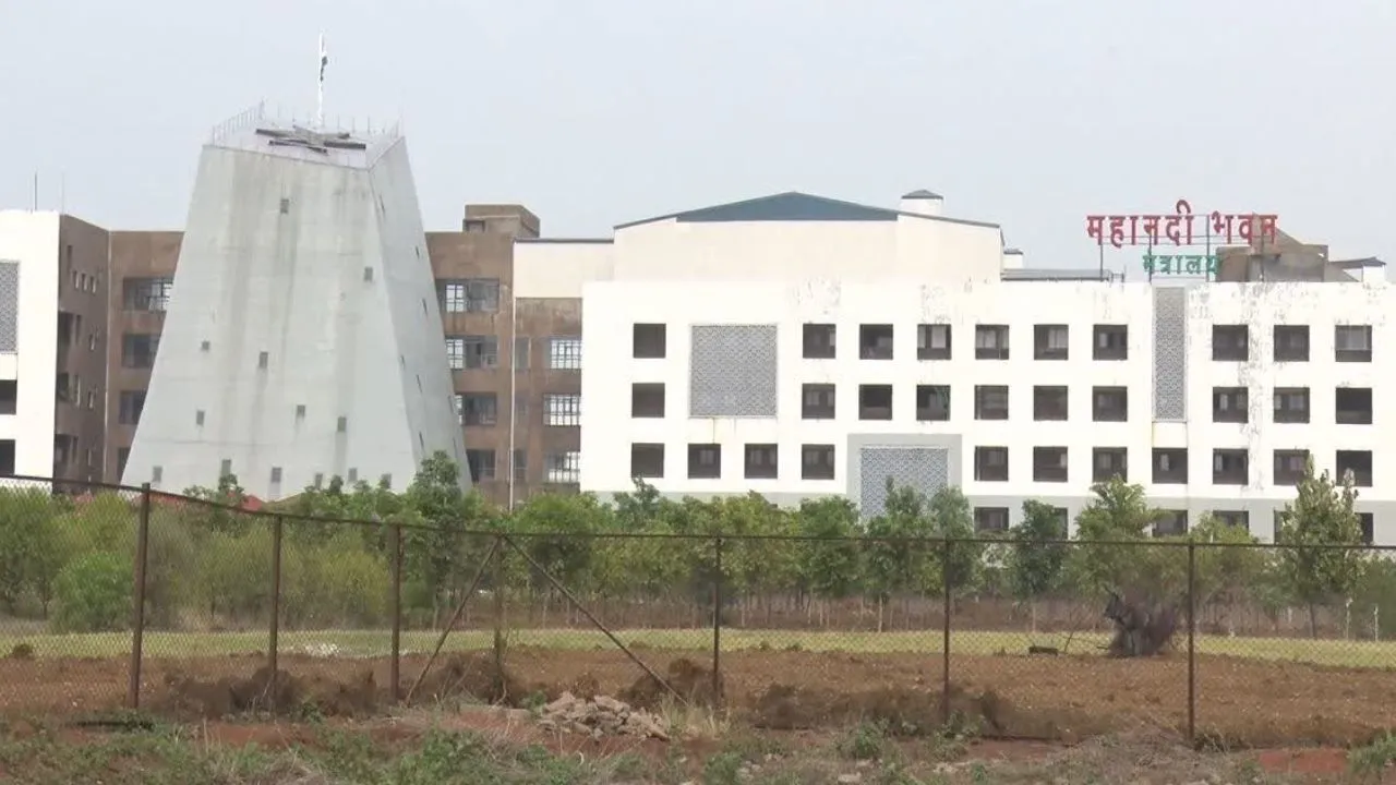 CG News: छत्तीसगढ़ सरकार का बड़ा फैसला: अफसरों की विदेश यात्रा पर रोक, मुख्यमंत्री की अनुमति अनिवार्य