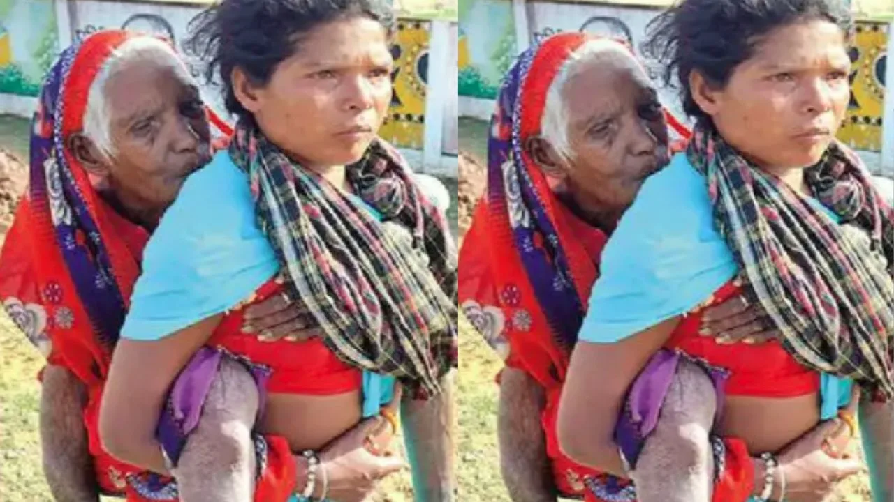 CG News: सरगुजा में व्यवस्था की तस्वीर! पेंशन लेने बहू ने बुजुर्ग सास को पीठ पर लादकर तय किया 9 किलोमीटर सफर