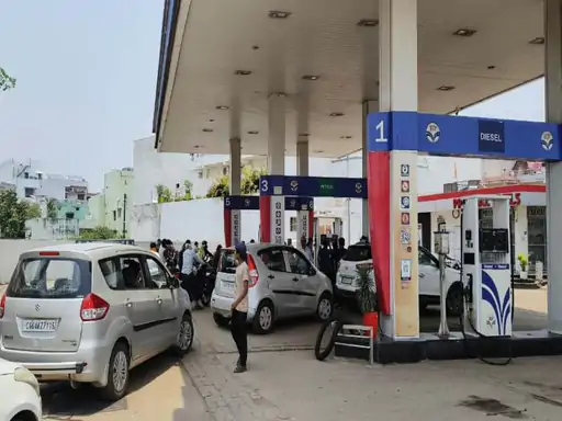 CG News: देशभर में पेट्रोल-डीजल के दाम बढ़े, रायपुर में नई कीमतें लागू, कई जगहों पर पंपों पर भीड़ कम