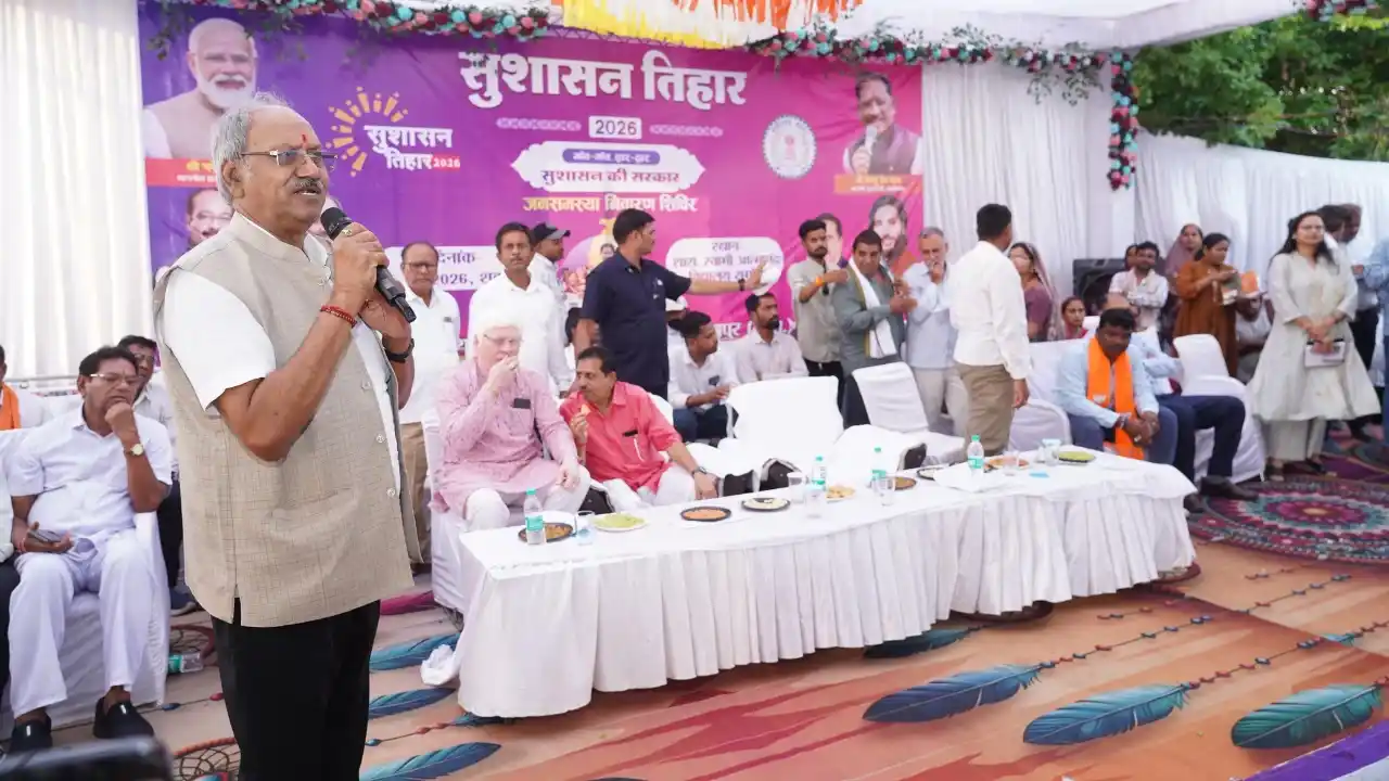 CG News: आरंग में सुशासन तिहार के दौरान सांसद बृजमोहन अग्रवाल ने नायब तहसीलदार की कार्यशैली पर जताई नाराजगी