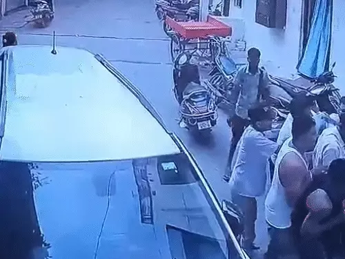 CG News: भिलाई में बीयर बोतल टूटने पर दो पक्षों में खूनी झड़प, थाने में भी हुआ जमकर हंगामा