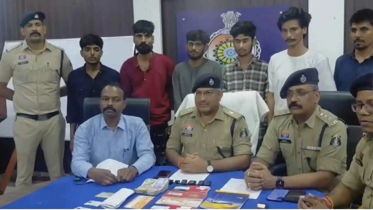 CG News: व्हाट्सएप DP बदलकर कंपनी से उड़ाए 20 लाख, दुर्ग पुलिस ने राजस्थान के 6 साइबर ठग दबोचे