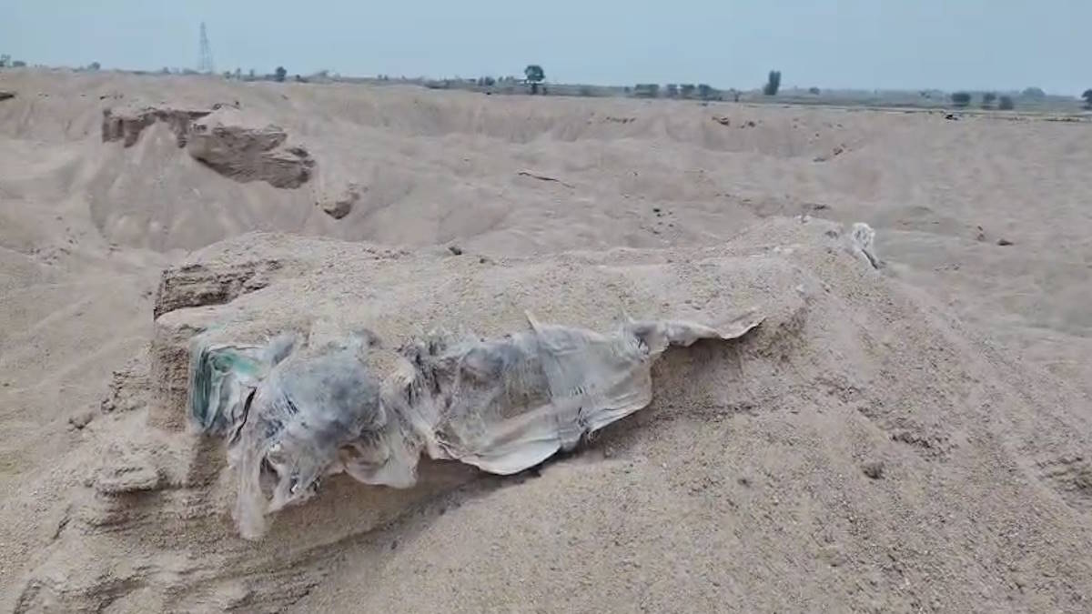CG News : धमतरी में रेत माफियाओं का खौफनाक खेल, अवैध उत्खनन से श्मशान घाट धंसा, बाहर आए शव