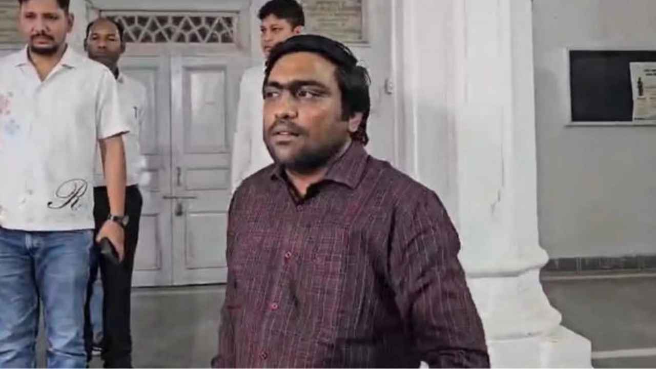 CG News: सीतापुर विवाद के बीच नायब तहसीलदार का तबादला, कलेक्टर ने जारी किया आदेश
