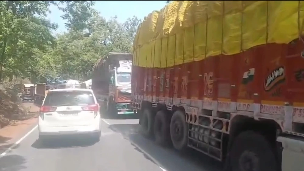 CG News: चिल्फी घाटी में 12 घंटे से महाजाम, ट्रक से गिरी भारी मशीन, NH-30 पर थमा यातायात