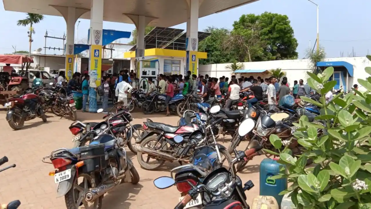 CG News: छत्तीसगढ़ में ईंधन की किल्लत, कोंडागांव के पेट्रोल पंपों पर लंबी कतारें; कांकेर में किसानों का चक्काजाम