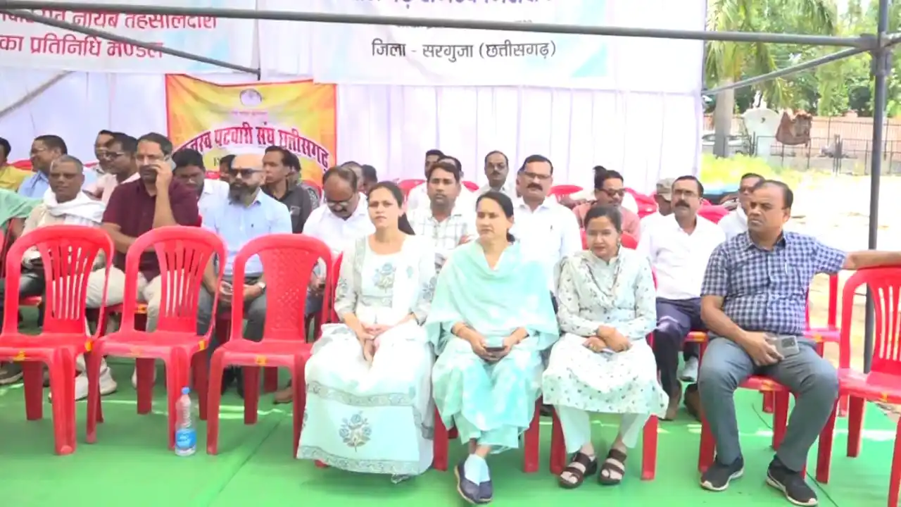 CG News: राजापुर विवाद पर बड़ा फैसला, सरकार के आश्वासन के बाद खत्म हुई तहसीलदार-नायब तहसीलदारों की हड़ताल