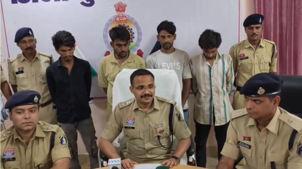CG News: धमतरी पुलिस ने पकड़ा 480 किलो गांजा, 2.60 करोड़ की खेप के साथ 5 आरोपी गिरफ्तार