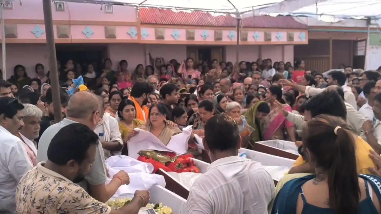 CG News: हिमाचल सड़क हादसे में जान गंवाने वाले परिवार का हुआ अंतिम संस्कार, गांव में पसरा मातम