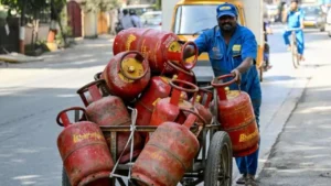 CG News: छत्तीसगढ़ में घरेलू गैस सिलेंडर के दाम बढ़े, रायपुर में 14.2 किलो LPG अब ₹1013 में मिलेगा