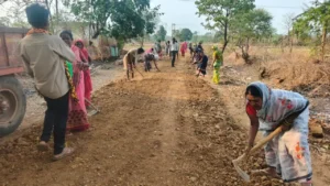 CG News: 25 साल से सड़क का इंतजार, सरकारी मदद न मिलने पर ग्रामीणों ने चंदा जुटाकर शुरू किया निर्माण कार्य