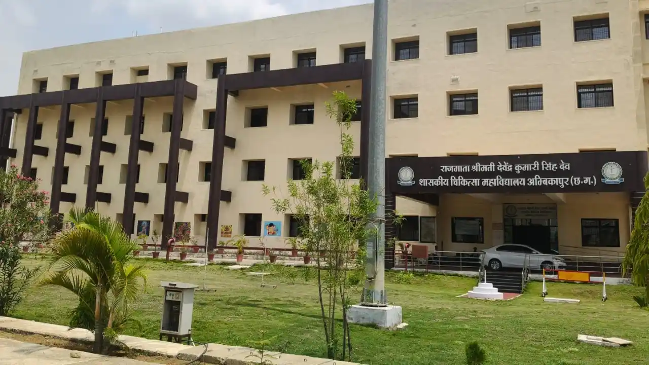 CG News: अंबिकापुर मेडिकल कॉलेज में डॉक्टरों पर गंभीर आरोप, सरकारी ड्यूटी छोड़ निजी अस्पतालों में सेवा देने का विवाद