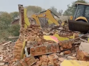 CG News: रायपुर के नकटी गांव में बड़ी कार्रवाई, विधायक कॉलोनी के लिए 80 मकान हटाए गए