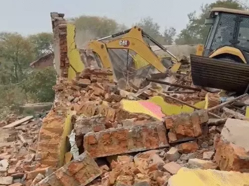 CG News: रायपुर के नकटी गांव में बड़ी कार्रवाई, विधायक कॉलोनी के लिए 80 मकान हटाए गए