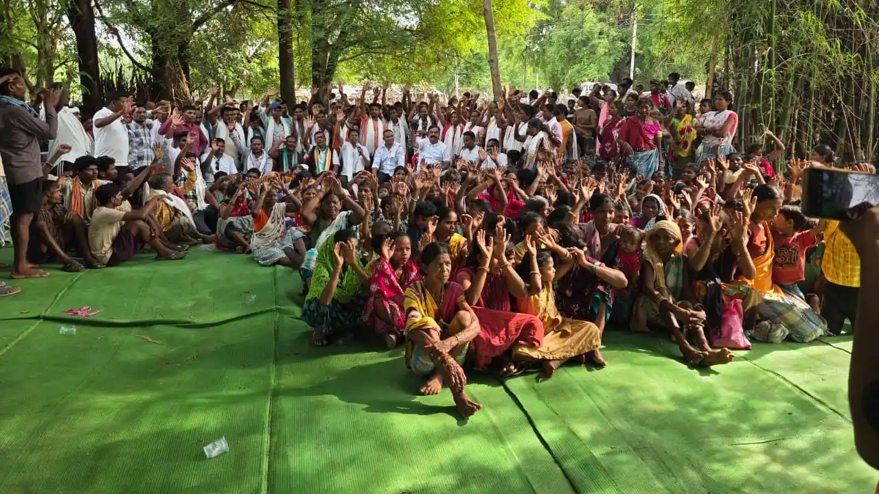CG News: दंतेवाड़ा के फूलपाड़ गांव में भाजपा को झटका, 450 से अधिक ग्रामीणों ने थामा कांग्रेस का हाथ