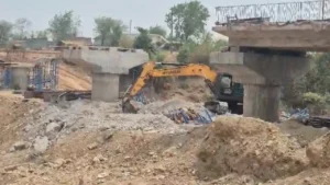 CG News: मुंगेली में निर्माणाधीन पुल का स्लैब गिरा, 4 करोड़ की परियोजना पर भ्रष्टाचार और लापरवाही के आरोप