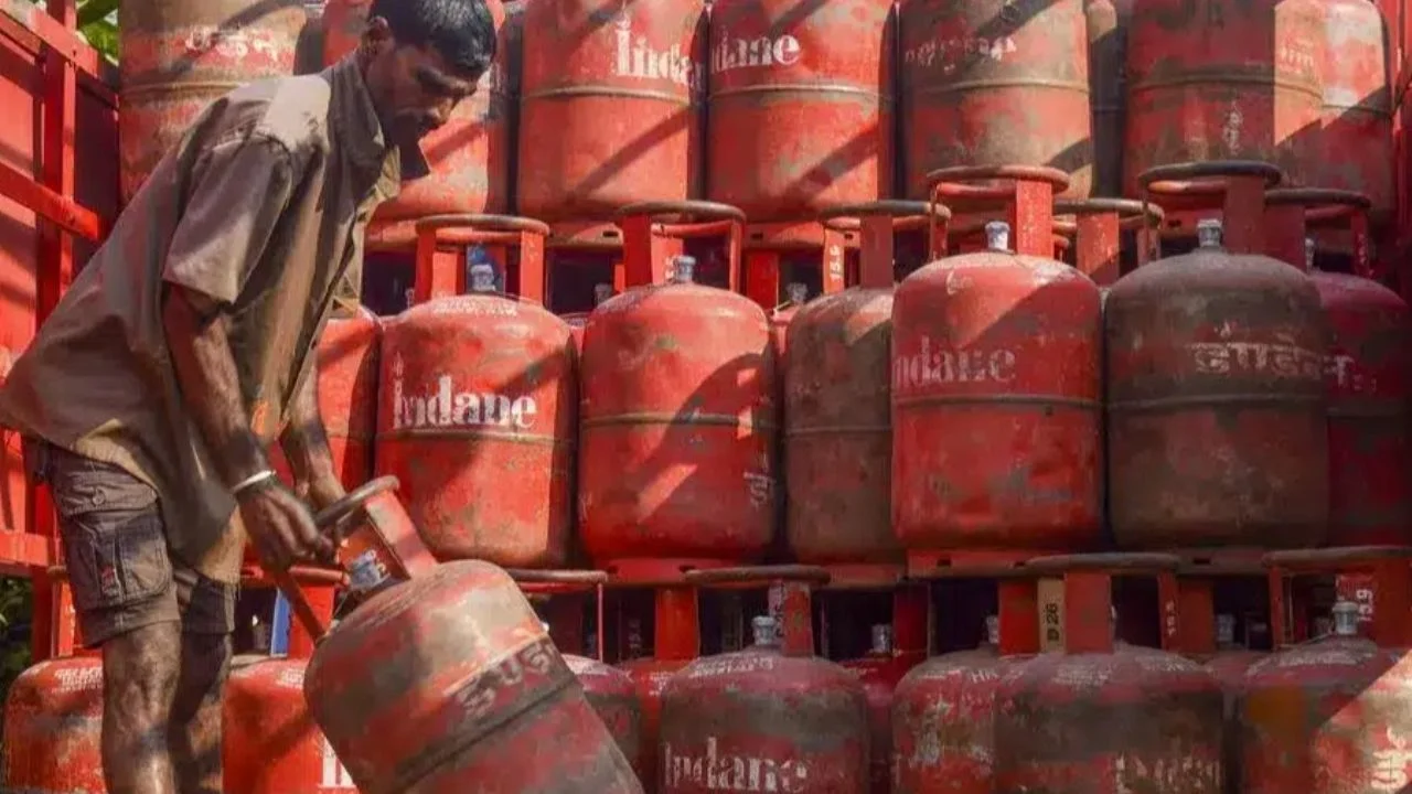 CG News: PM Ujjwala Yojana: केंद्र सरकार का बड़ा फैसला, सालाना 9 से घटाकर 4 किए गए रियायती LPG सिलेंडर