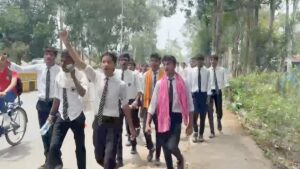 CG News: अंबिकापुर: प्रयास स्कूल के छात्रों का फूटा गुस्सा, 10 KM पैदल चलकर कलेक्टर से लगाई गुहार